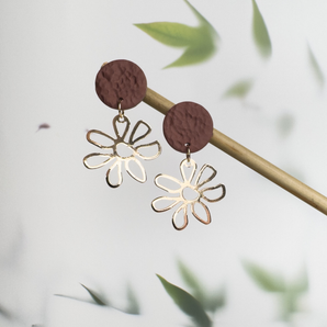 Golden Bloom Ohrringe â Florales Design trifft strukturierte Mocha-Mousse-Optik