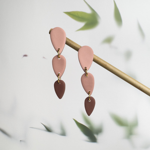 Ombre Bloom Ohrringe â Bewegliche BlĂŒtenblĂ€tter in Mocha Mousse