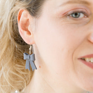 Verspielte Schleifen-Hängeohrringe in stilvollem Design – der perfekte Damenschmuck für jeden Anlass!