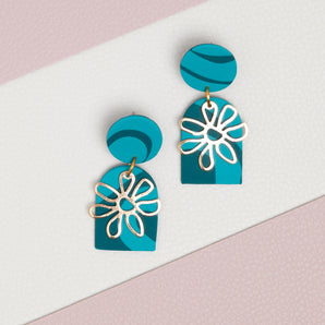 Sommerliche Ohrhänger Türkis mit Blütenanhänger, abstraktes Design, ideal für Urlaub und Meerliebhaber, leicht und vielseitig, stilvoller Look