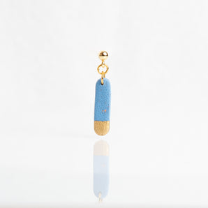 Eleganter Ohrhänger Blau mit Goldlack, 18k vergoldet, ideal für Büromode und moderne Outfits, zeitloses Design, leicht und stilvoll