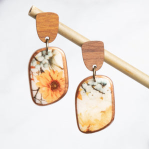 Boho Ohrringe mit Holz & Blumenmuster – Naturinspirierte Schmuckstücke für Frauen – Perfekt für Sommer, Strand & stilvolle Looks