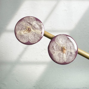 Ohrstecker mit echter Blüte, handgefertigt, glänzendes Finish, gepresste Sommerblume, einzigartiger Schmuck, zeitloses Design, Geschenkidee