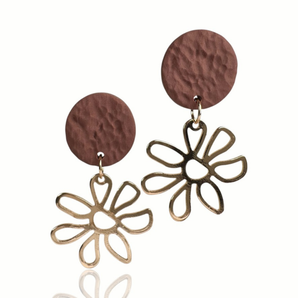 Golden Bloom Ohrringe – Florales Design trifft strukturierte Mocha-Mousse-Optik