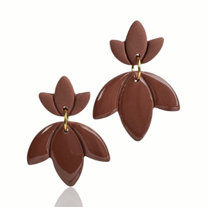 Mocha Mousse Bloom – Blütenohrringe in Matt & Glanz