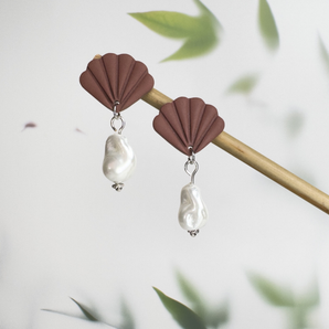 Shell Drop Ohrringe – mit Porzellanperle